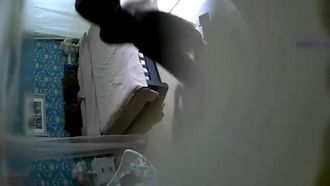非常に上品なハイヒールのドレスを着たセクシーな美女は、部屋に入るとすぐにハンサムな男の子のチンポを取り出してしゃぶるのが待ちきれず、2回続けてそれを求めたので、男は疲労で麻痺しました。