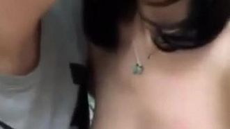 小さなふしだらな女が宅配業者のセックスパートナーと情熱的なセックスショーをする