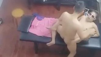 優れたマッサージ技術を持つ太ったお尻の若い女性が、大深路傍マッサージ＆フットセラピーショップの窓の外で写真に撮られています。