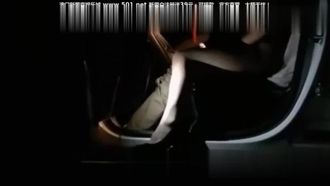 あるインターネット有名人は、セクシーな白いストッキングとハイヒールを履いて、セックスパートナーと高速道路に乗り、車の振動で遊んでいた。