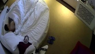 大きな丸いベッドのホテルでの珍しいセックスシーン、ベッド、床、ソファーでのセックスはとてもハードで素晴らしかったです。
