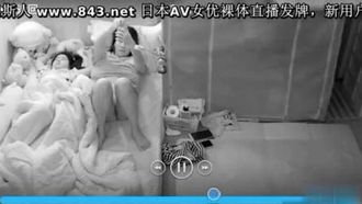 寶寶睡~寶寶睡~媽媽趁女兒睡著~直接在旁邊慰慰一波!!