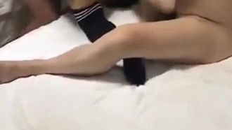 騷人妻玩4P~老公為了成員她~找了兄弟們一起上!!