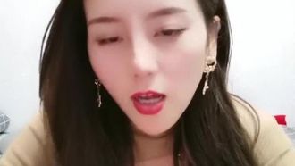 A good-looking beauty shows off her clothes half-wet during live broadcast. She has a plump body and masturbates passionately. It’s very tempting.