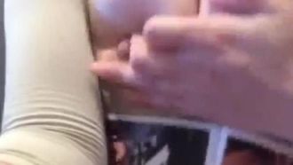 我的朋友是奶妹！巨乳看起来太可口让我忍不住想品尝：她自己换手遮还不小心露点