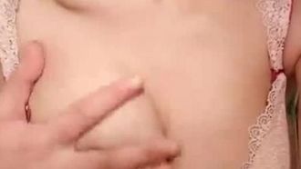 美乳人妻脱衣玩穴都可以~微熟的鲍鲍也是很有魅力的~