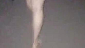 原创louchuluolita晚上公园带跳蛋全裸行走