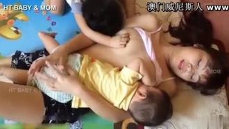 美乳妻の自宅育児～授乳の一挙手一投足を撮影～