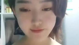 胸を揉みながらヒクヒクと喘ぎまくる巨乳女子の自撮り動画が流出!!