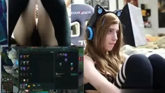 打LOL打到想打炮！大奶妹子直播打LOL顺便抠逼！游戏赢了观众也淫了：队友可变砲友吗