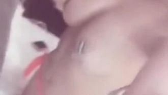 [香港] 艷麗胸模自拍流出!!不停對著鏡頭晃著超乎想像的大奶~