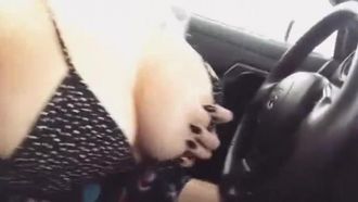 她的巨乳比跑车还兇！妹子跑车上自揉双乳耍性感：拥有她们我就是世界的温拿！