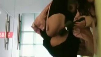 野外エッチの女王がマッサージ店で巨根マッサージ師と遭遇～常連客のマッサージ師が狭い部屋に直接連れ込んでパンツを脱がせて激しくハメるらしい～