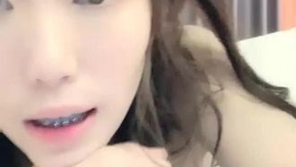 セクシーな矯正少女が二人でセックス～彼女は後ろから激しく犯されます!! スポーツカーをスワイプすることでWeChatを追加できます!!