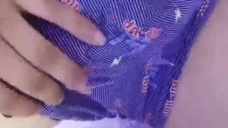 姐弟不伦恋!!趁妈妈不在就教他玩大人的游戏~这是胸部~这是JJ~