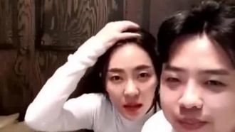 [Korea] A host with beautiful breasts lets her male companion lick her pussy and play with her grandma~