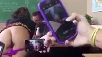なんともオープンな女子クラスメイト！教授の報告と同時に…パンティを脱いでクラスメイトに写真を撮らせた まん丸で美しい乳房がカメラの前でくねくねと揺れる