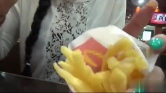 [Europe and the United States] The European and American god eats French fries without ketchup~ He even dipped them in this... I even knelt down when I saw it!!