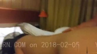 处女妹妹被大屌泡妞大魔王爆操干昏厥 不懂怜香惜玉连续猛操