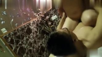 メガネをかけた裕福な若社長は、サウナクラブの女性テクニシャンのフルサービスを初めて体験しているようで、大きな風車がどのようなものか知っています。