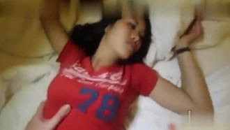 Rice Cake 香港ディスコは非常にセクシーな無毛マンコの女の子を捕まえ、コンドームなしで彼女とセックスしている途中でコンドームを外しました。
