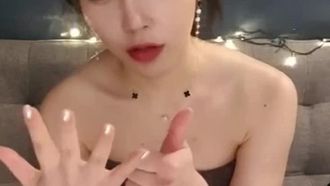 [韩国] 乌溜溜的秀髮~艳丽主播陪你一起洗澡~
