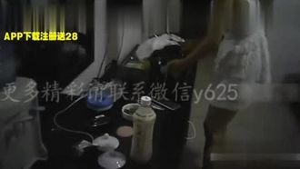 東莞市国境県の売春婦Si Geさんは、2人のバーの女の子とセックスするために600元を支払った。