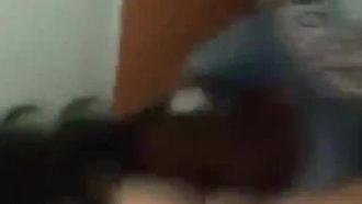 ホテルのベッドで不倫男を捕まえ、ベルトで浮気相手の女性を殴る男性の実際の映像 - 女性はそれを拒否した
