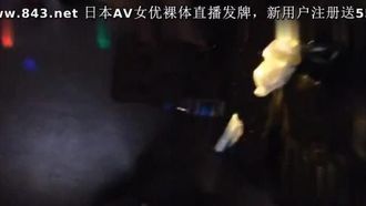 男3人と女1人がKを歌いながら個室でセックスするスケベなKTV