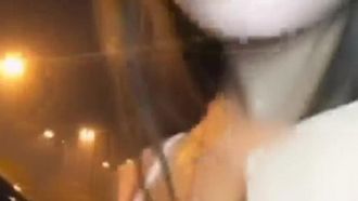 美しい胸を持つ最も美しい女神はとても魅力的で大胆です。高速道路の草むらでオナニーして絶頂します。