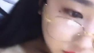 オタクのオナニー福祉インターネット有名人の巨乳アンカーのスネーク兄弟は、金縁の眼鏡をかけており、かなり文化的です。オマンコの毛を切った後、バスルームでオナニーして潮吹きします。