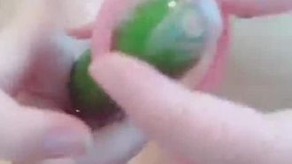 清纯美女主播现场直播全裸黄瓜插穴自慰大秀