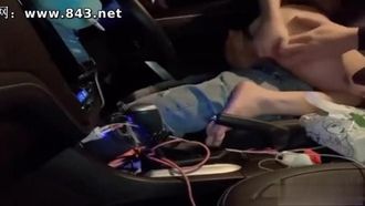 台湾の魅惑的なドライバーは車内での激しい喧嘩中に顔を見せ、運転手のズボンを脱いで楽器を演奏し始める