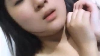 水嫩漂亮的美女约3个网友一起啪啪 声音太大捂着嘴干