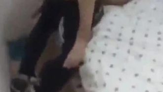 无知少女被无良好友出卖叫少女给她男友干