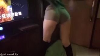 最も美しい女性が、性的欲求を満たすための酔っぱらった独身男性を探して、偶然通行人と会話を始めます。