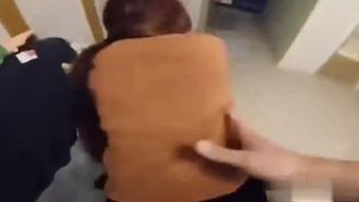 台湾の配達員のおもちゃが食べ物を配達中に誤って落ち、少年を誘惑して性交させた