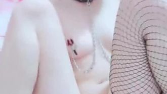 Good-looking young woman with short hair, sexy props, masturbation show, breast clips, high-heeled shoes, props, JJ penetration, hairless pussy piercing