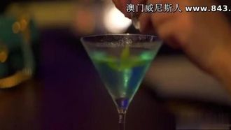 重磅福利精品大尺度视频嫩模筱慧酒吧被捡尸撕破丝袜淫猥啪啪