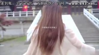 かわいい女の子はベッドシーツにそっと横たわっています - 彼女の美しさは夢のようです