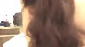 コケティッシュな女性アンカーのタン タンは家主と結びついてホテルの部屋にチェックインし、黒ストッキングを履いて肛門を広げ、コンドームなしで中出しされます。