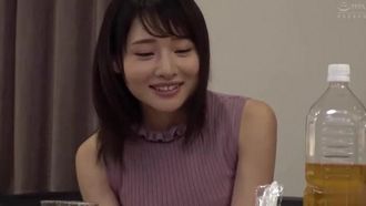 [第ㄧ集]20代素人カップル限定夫妇交换検証企画！エロエロ指令満载の脱出ゲームで2人の距离は急接近！新婚なのに禁断NTRセックス！しちゃうのか？