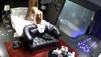 In the black leather sofa room, a couple was photographed coming in to take off their clothes and have a sex session. The female protagonist was in a lot of ecstasy.