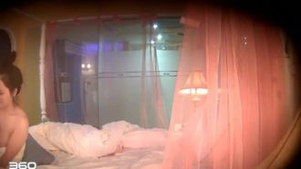 ブティックホテルで部屋にチェックインするエッチなカップルを隠し撮り ヒロインはレースの下着を着ていたので覚悟は決まっていた。