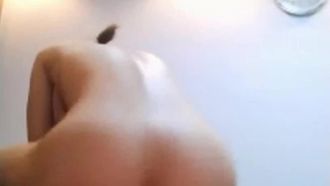 呻吟嗲得让人受不了的美女自慰爽到高潮小穴还是要个男人搞开放炮友来报名上车人数激增