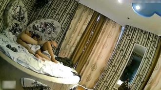 I went on a business trip with a beautiful colleague and took some time out from my busy schedule to go to the hotel to have sex. Young people are so impulsive that they had sex twice in a row without taking a break~! !