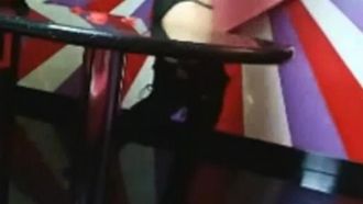 Handsome guy hooks up with a pretty girl wearing a shawl and black mesh boots to have fun at KTV and fuck her in a private room. The girl sings and gets fucked hard from behind. It’s so cool. Perfectly showing her face.