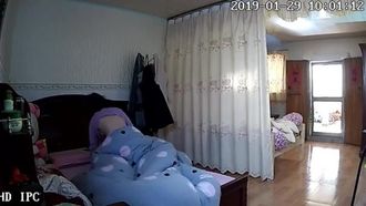 The latest leaked house couple in 2019. The unhappy-looking young man used a trick on his beautiful wife with a great figure before going to work. The old man pushed the car and went out after doing it.