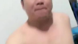 老爺和村裡兩個小夥到越南嫖娼被扯皮條的大媽帶到兩個妹子的住宿地淫亂群