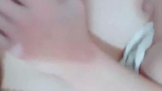 色白肌にパパイヤ美乳のメガネ好き必見！オナニーでのアクメ絶叫がエロすぎる！音を聞くと本当にイッてしまいます。
